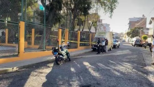 Vecinos hallan a varón sin vida en parque de José Luis Bustamante