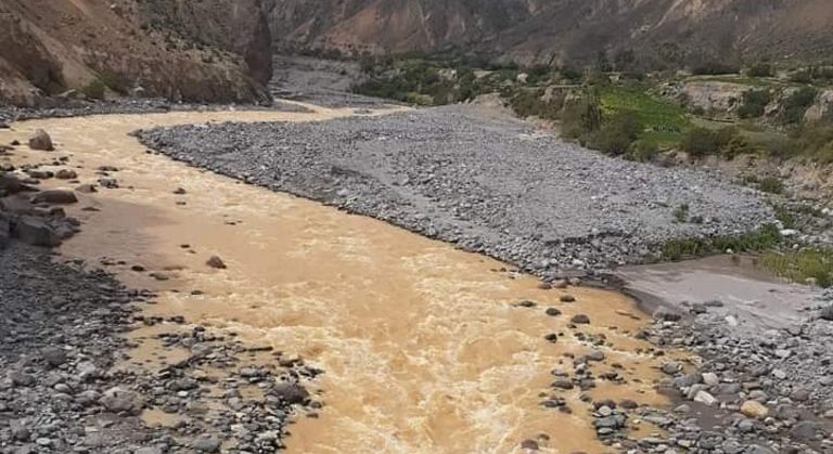 Población de Islay consume agua contaminada del río Tambo