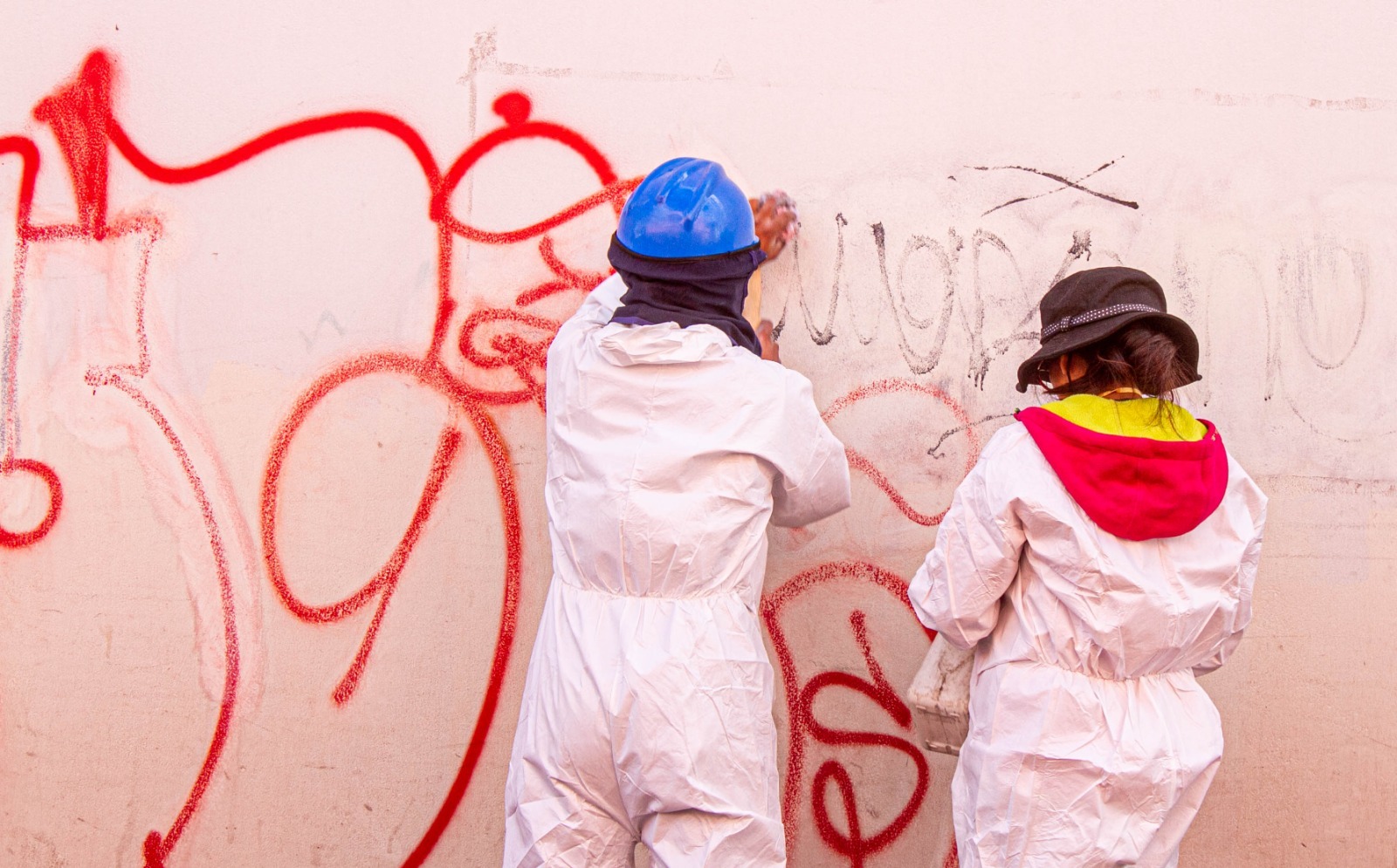 Municipio realiza limpieza de pintas hechas por malos hinchas colombianos