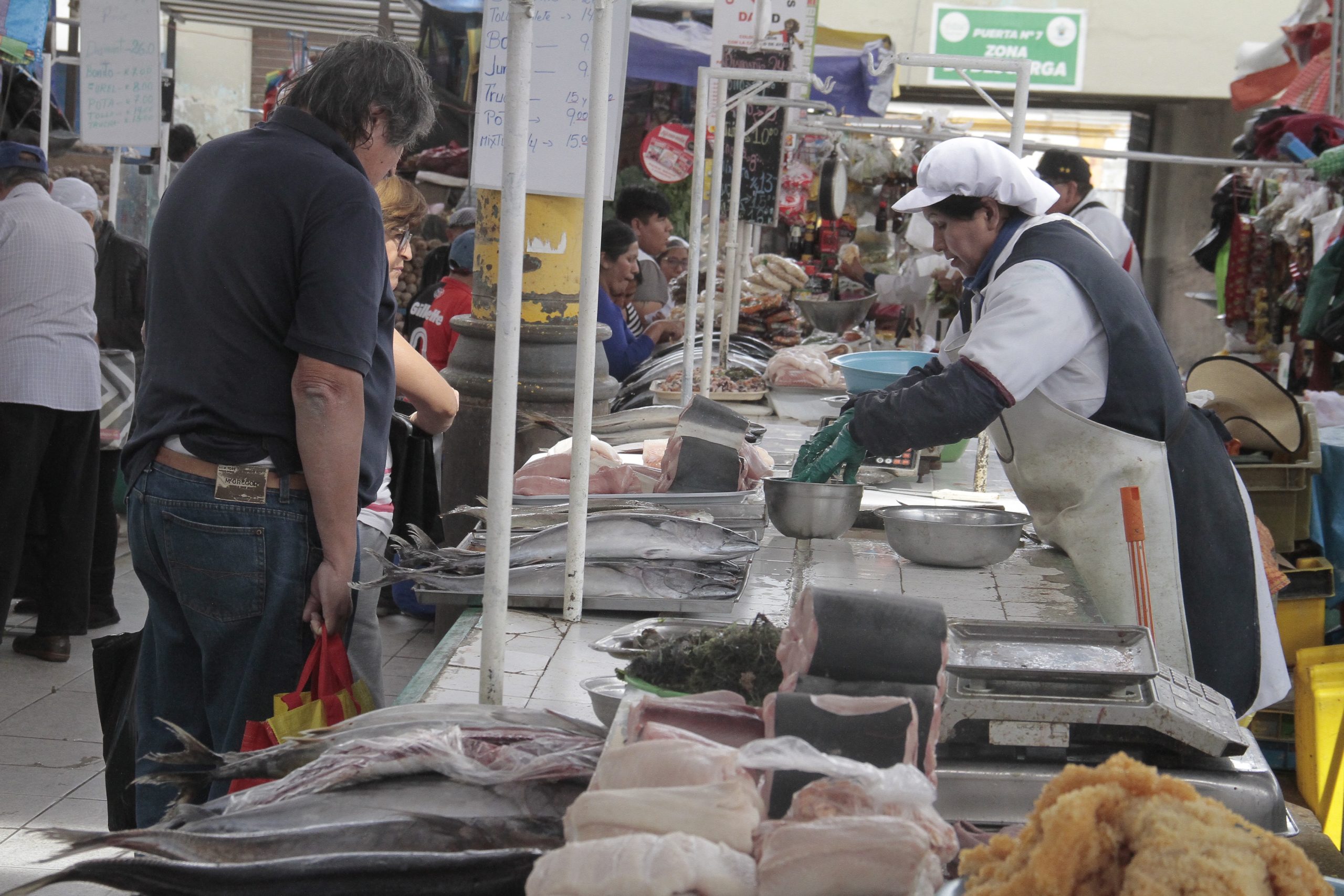 Precio del pescado aumenta por oleaje anómalo en el litoral