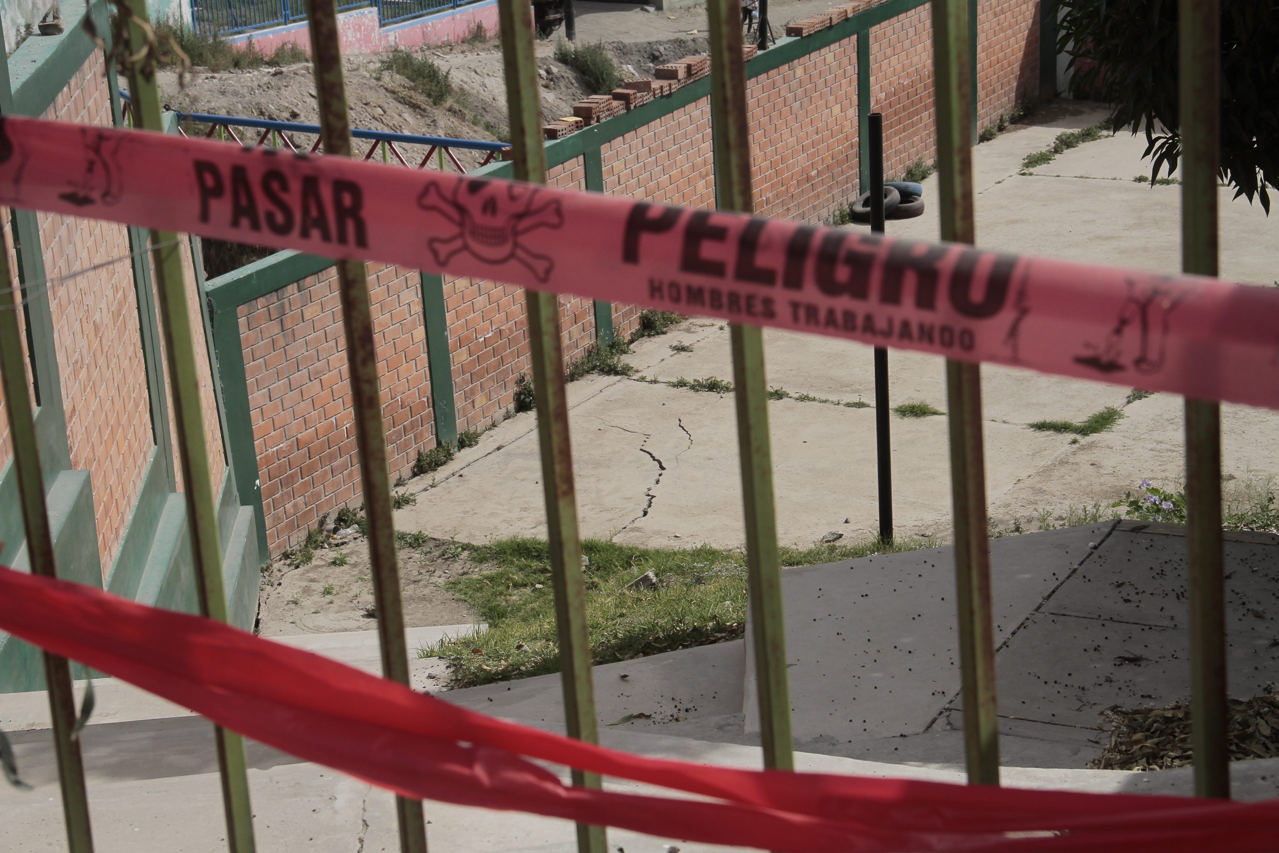 Escolares estudian en colegio cuyo cerco perimétrico está a punto de caerse