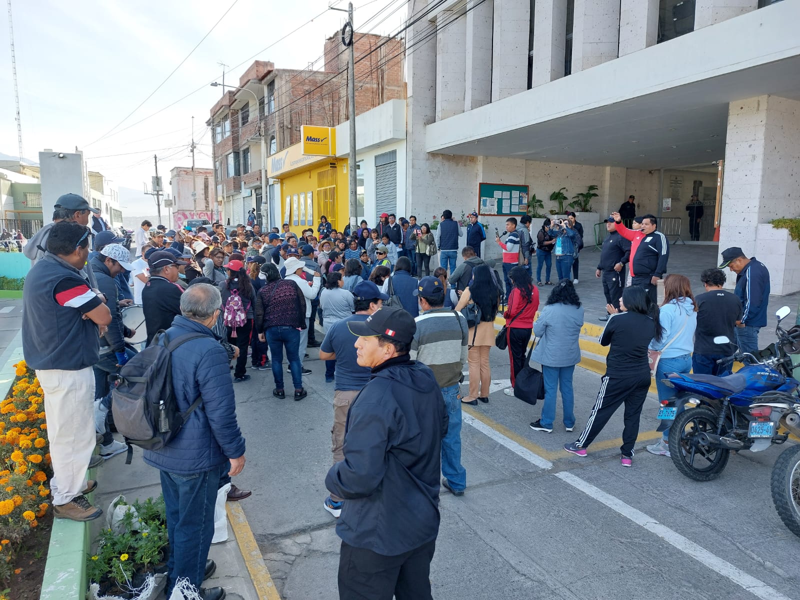 Trabajadores de Socabaya molestos con la gestión de Muñoz