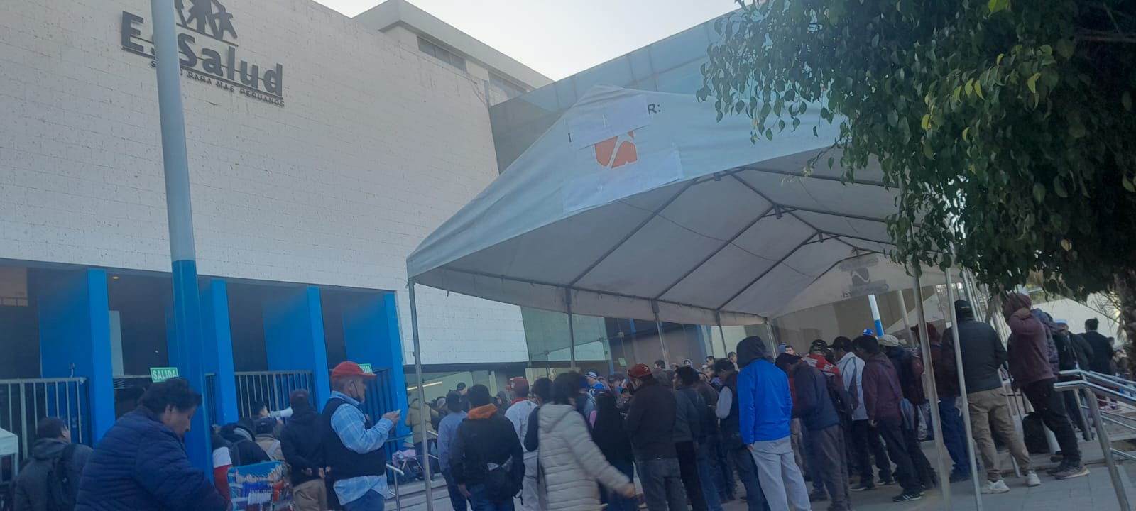 Gremio de Construcción Civil y la FDTA protestaron esta mañana exigiendo una mejor atención en EsSalud