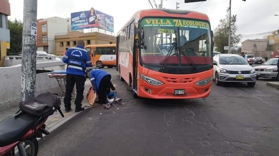 Adulta mayor es trasladada al hospital al ser atropellada