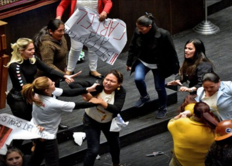 Parlamentarias del oficialismo y la oposición en Bolivia chocaron en una sesion del Parlamento