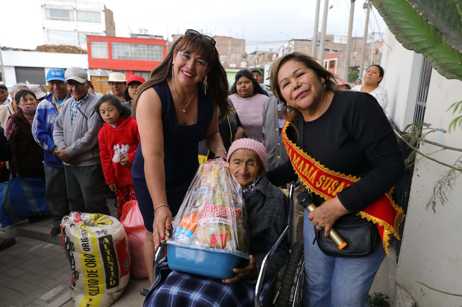 Madres solteras y adultas mayores celebraron ayer su día