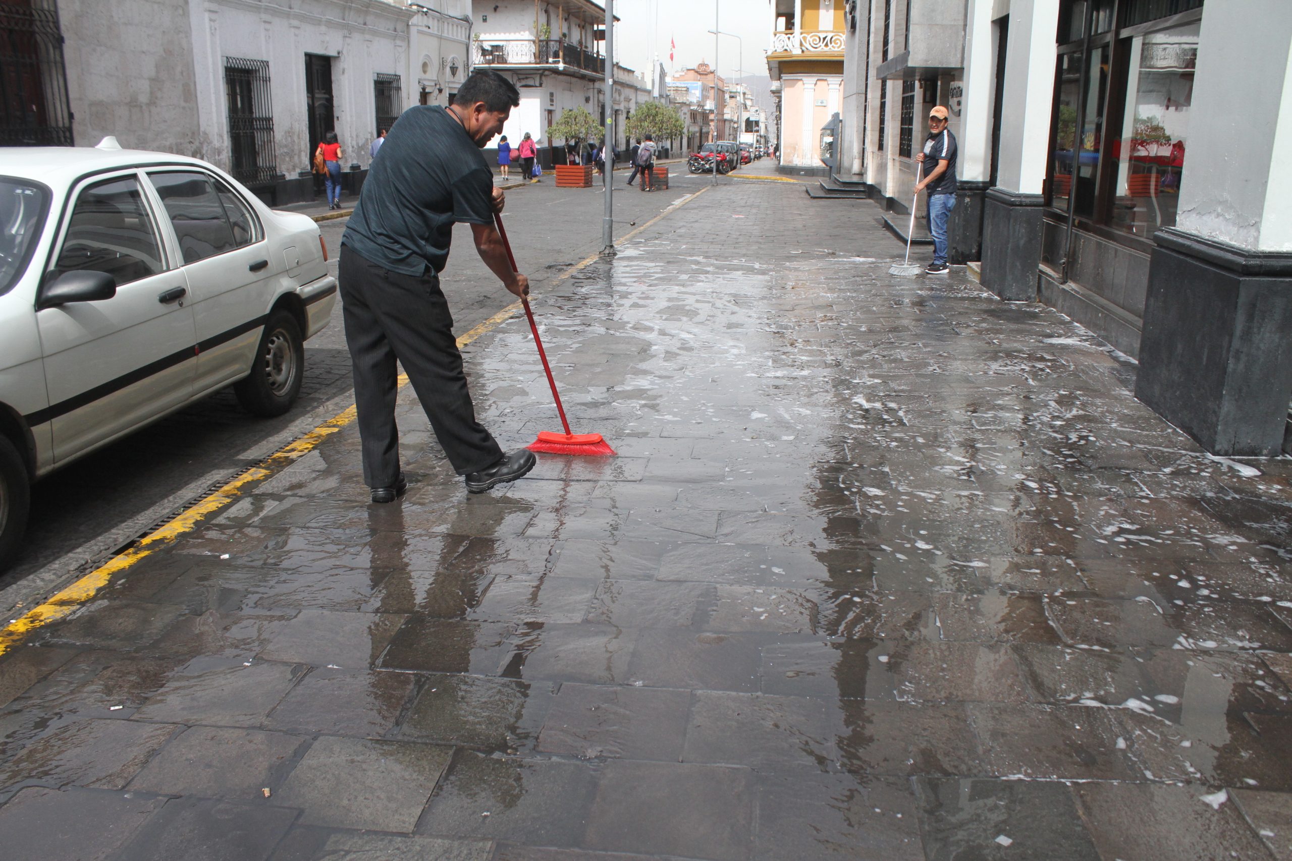 Calle San Francisco luce sucia los domingos por la mañana