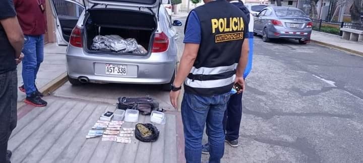 Detienen a sujetos con 2 kilos de clorhidrato de cocaína y marihuana