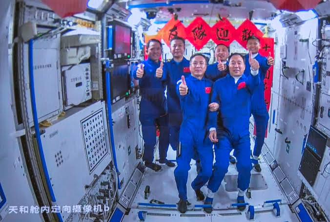 Astronautas chinos y científico civil llegan a estación Tiangong