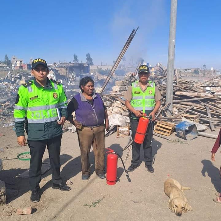 Apagan incendio en almacén de reciclaje en Alto Selva Alegre