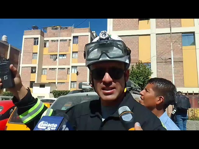 Como parte del simulacro nacional «Multipeligro», la Policia rescata a una persona de los edificios