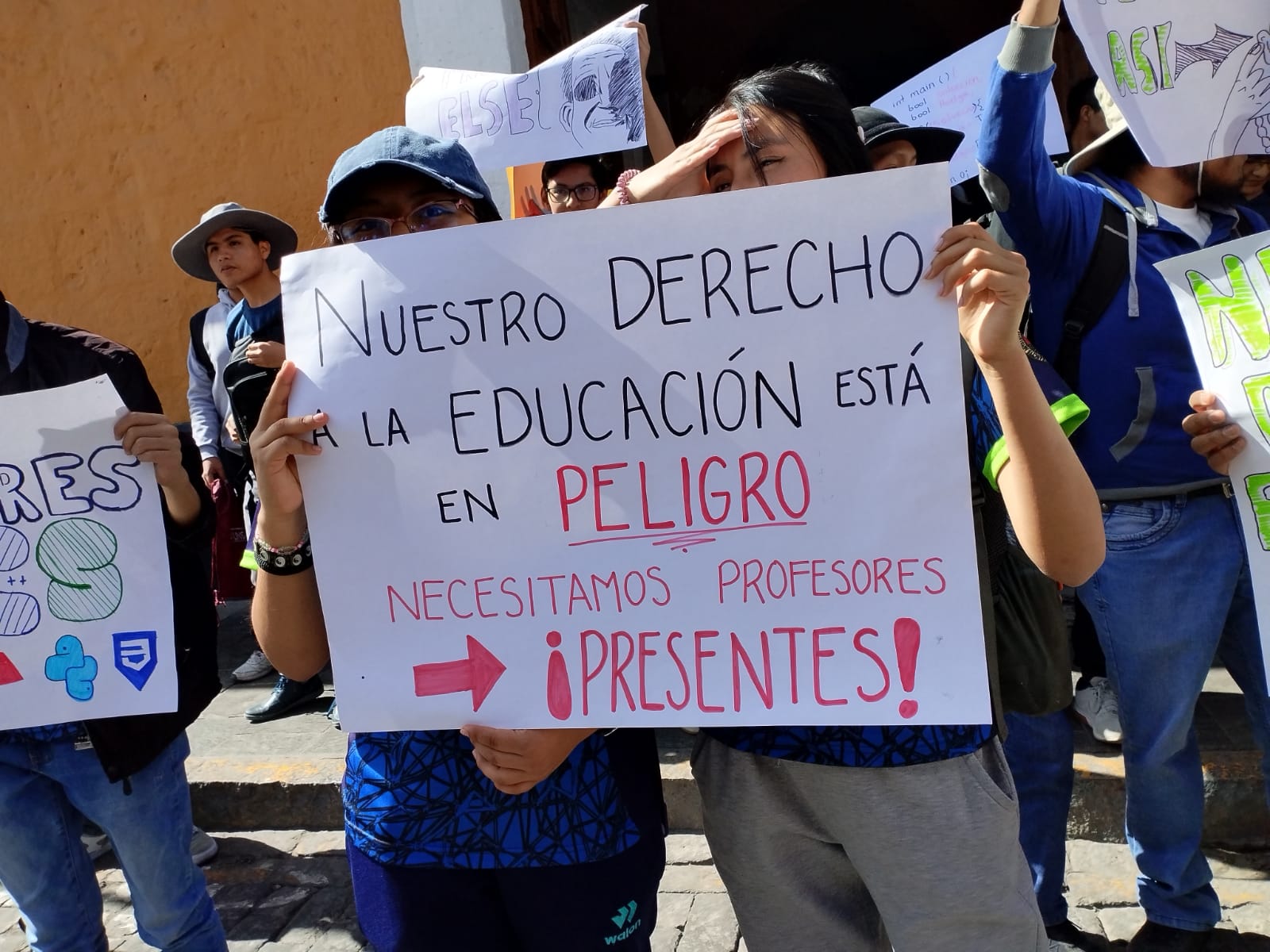 Estudiantes de Ciencias de la Computación de la UNSA realizan plantón por falta de docentes