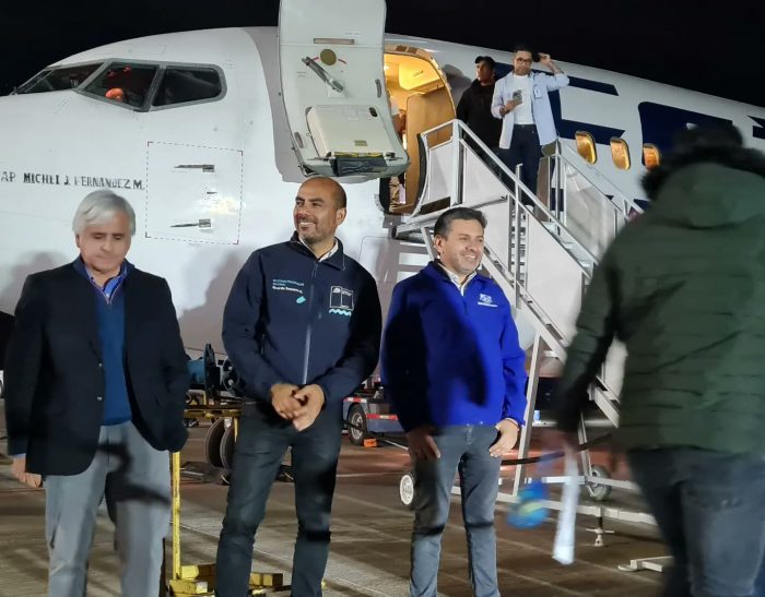 Primer vuelo humanitario con 115 migrantes partió de Arica