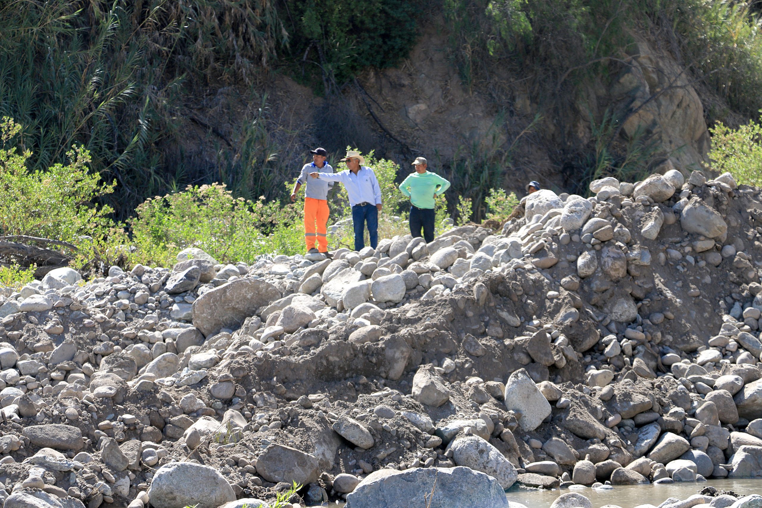 Autodema realiza limpieza y encauzamiento del río Siguas