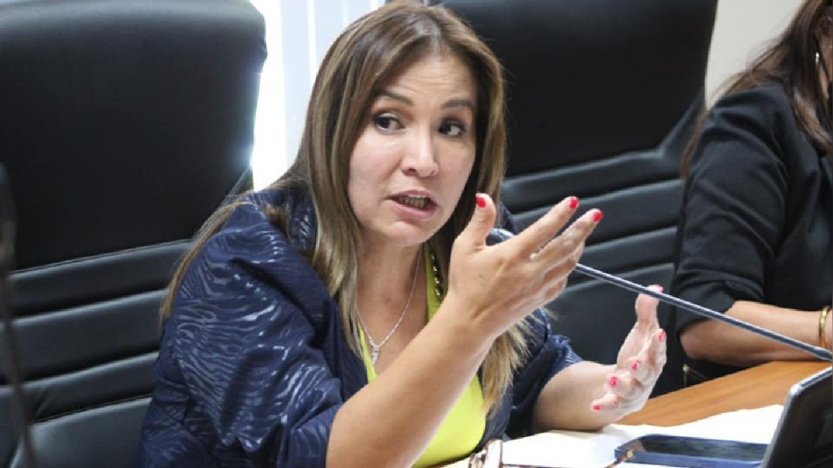 Comisión de Ética volverá a votar hoy suspensión de Magaly Ruiz