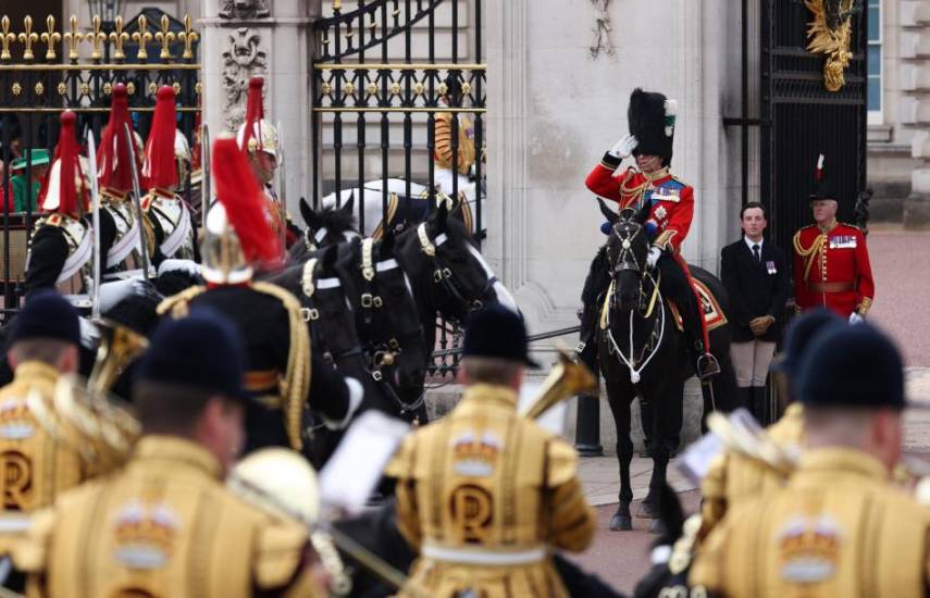 Rey Carlos III pasa revista a caballo en su primer desfile