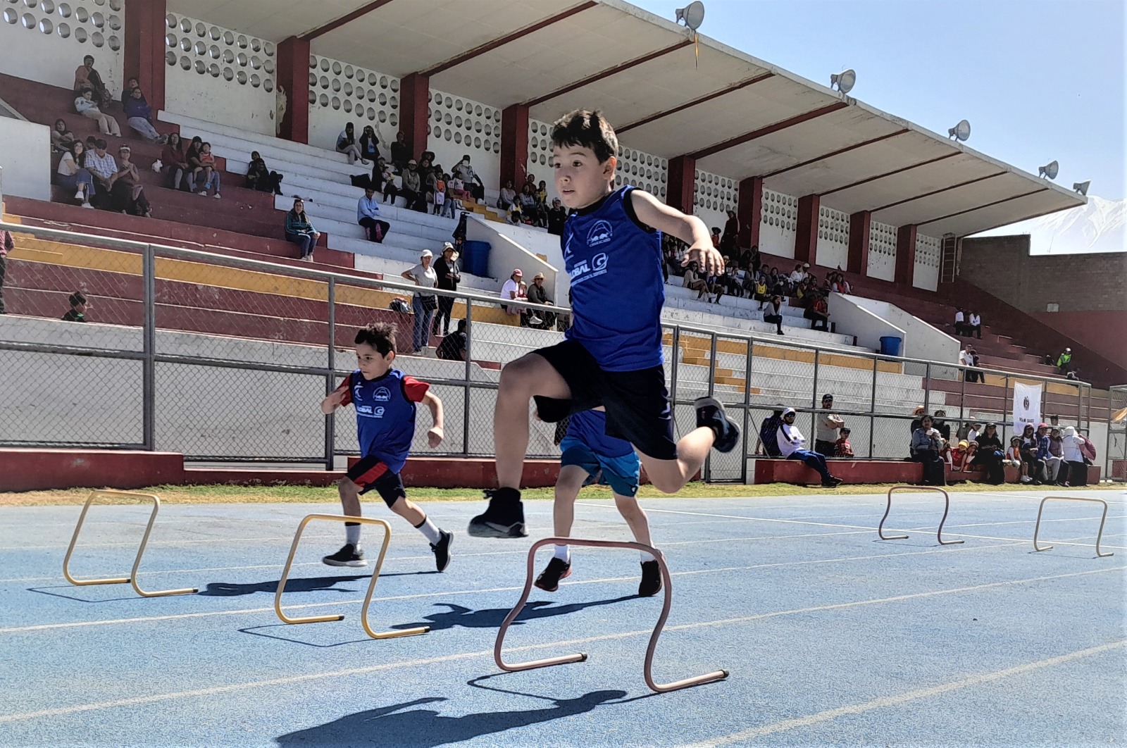 Más de 10 atletas participan en torneo Mini Atletismo