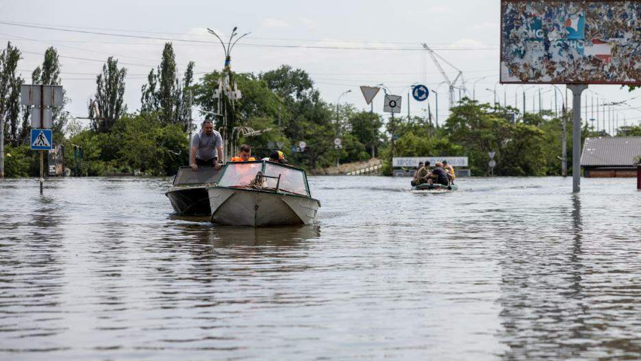 Bombardean zona inundada de Jersón denunció Ucrania