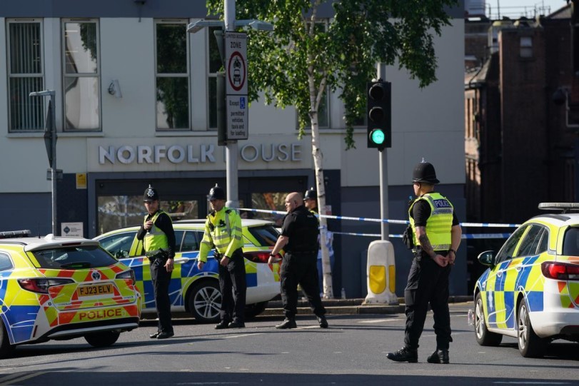 La policía británica cerró ayer el centro de la ciudad, tras el hallazgo de tres personas asesinadas