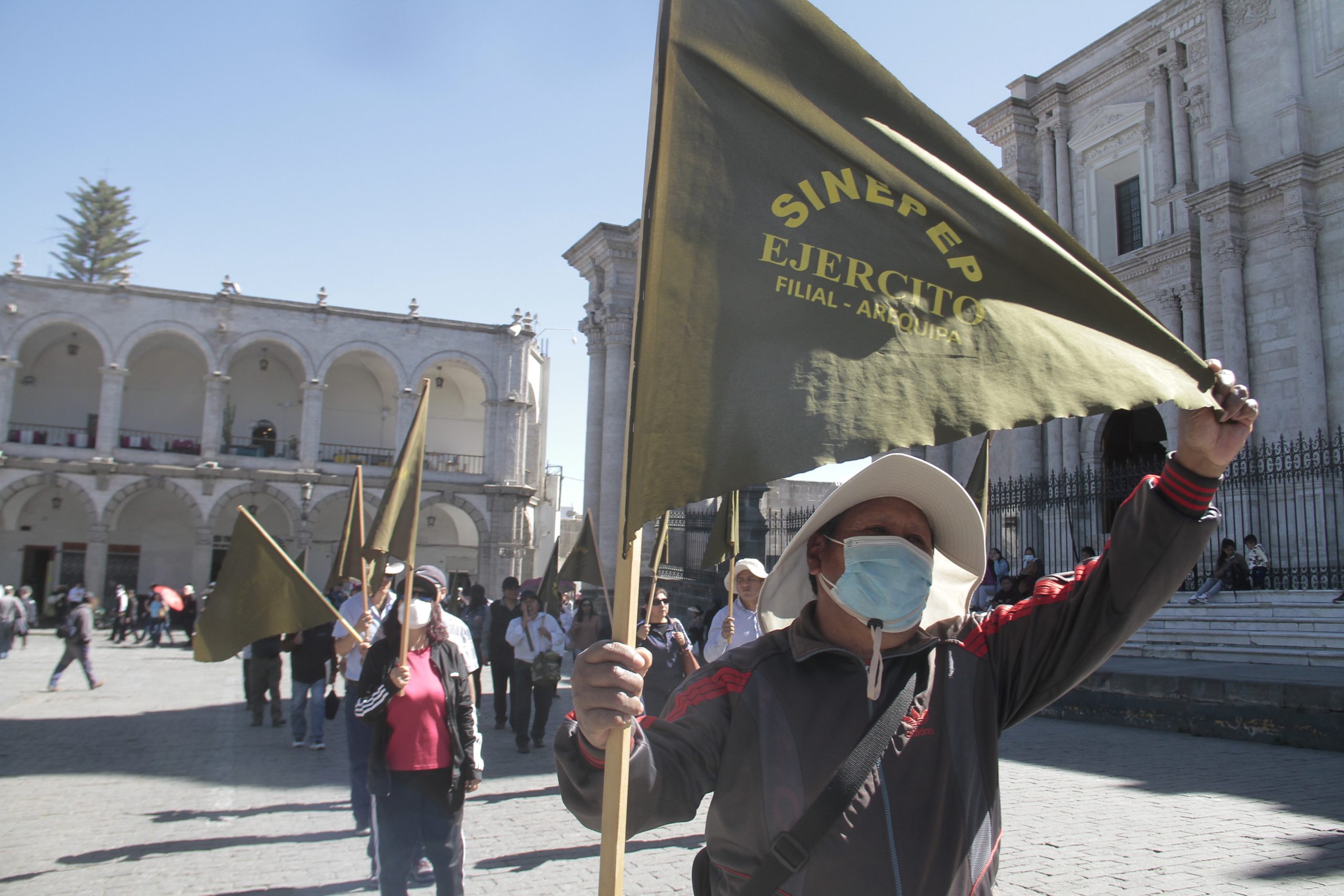 Trabajadores administrativos estatales acatan paralización de 48 horas 