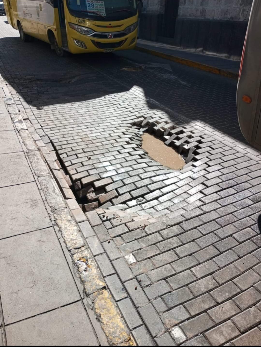 Adoquines se desprenden de la Calle Villalba