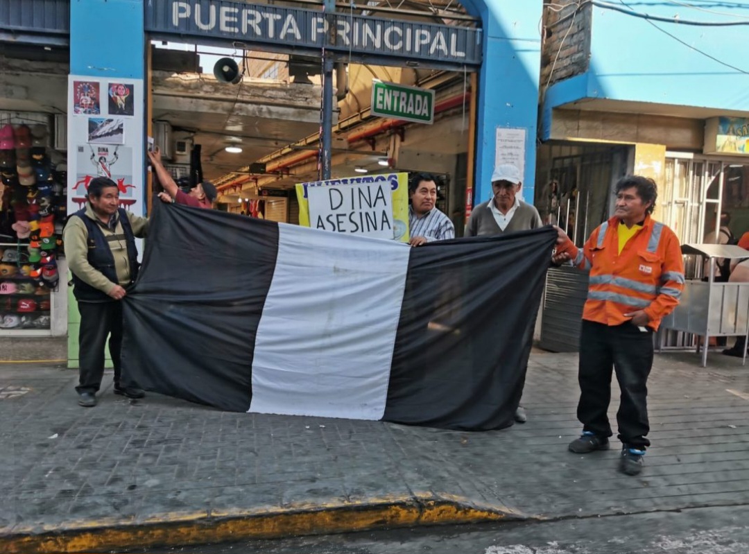 Policía impide la colocación de banderas de luto