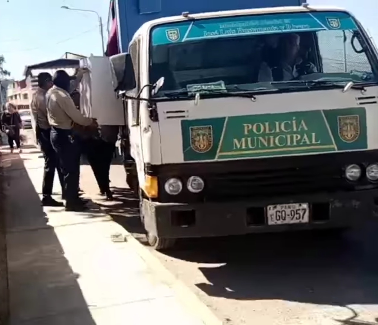 Desalojan a revendedores y ambulantes del Jardín de la Cerveza antes del concierto del Grupo 5