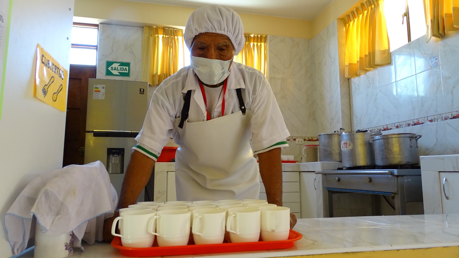 Padre de 75 años prepara desayunos escolares en el colegio El Pionero