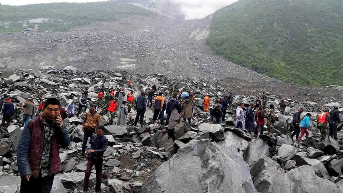 China: más de diez muertos tras derrumbe de montaña en Sichuan