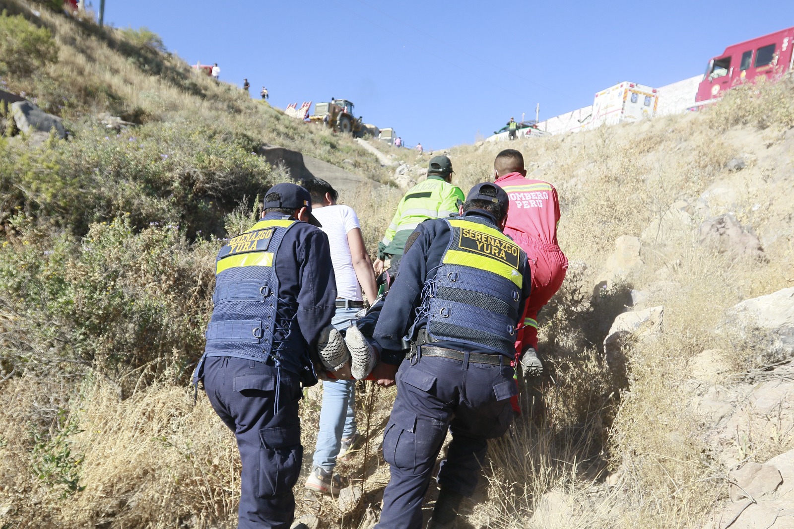 Vehículo cae a un barranco de 40 metros en Yura y mueren 6