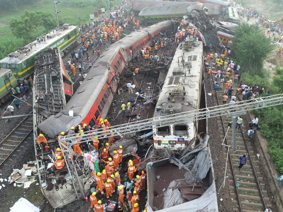 Tragedia en India: sube a 288 los muertos en choque de trenes