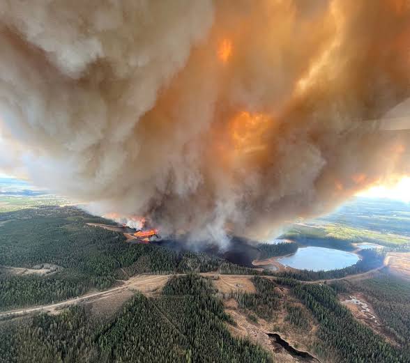 Incendios forestales en Canadá empeoran por intensa calor