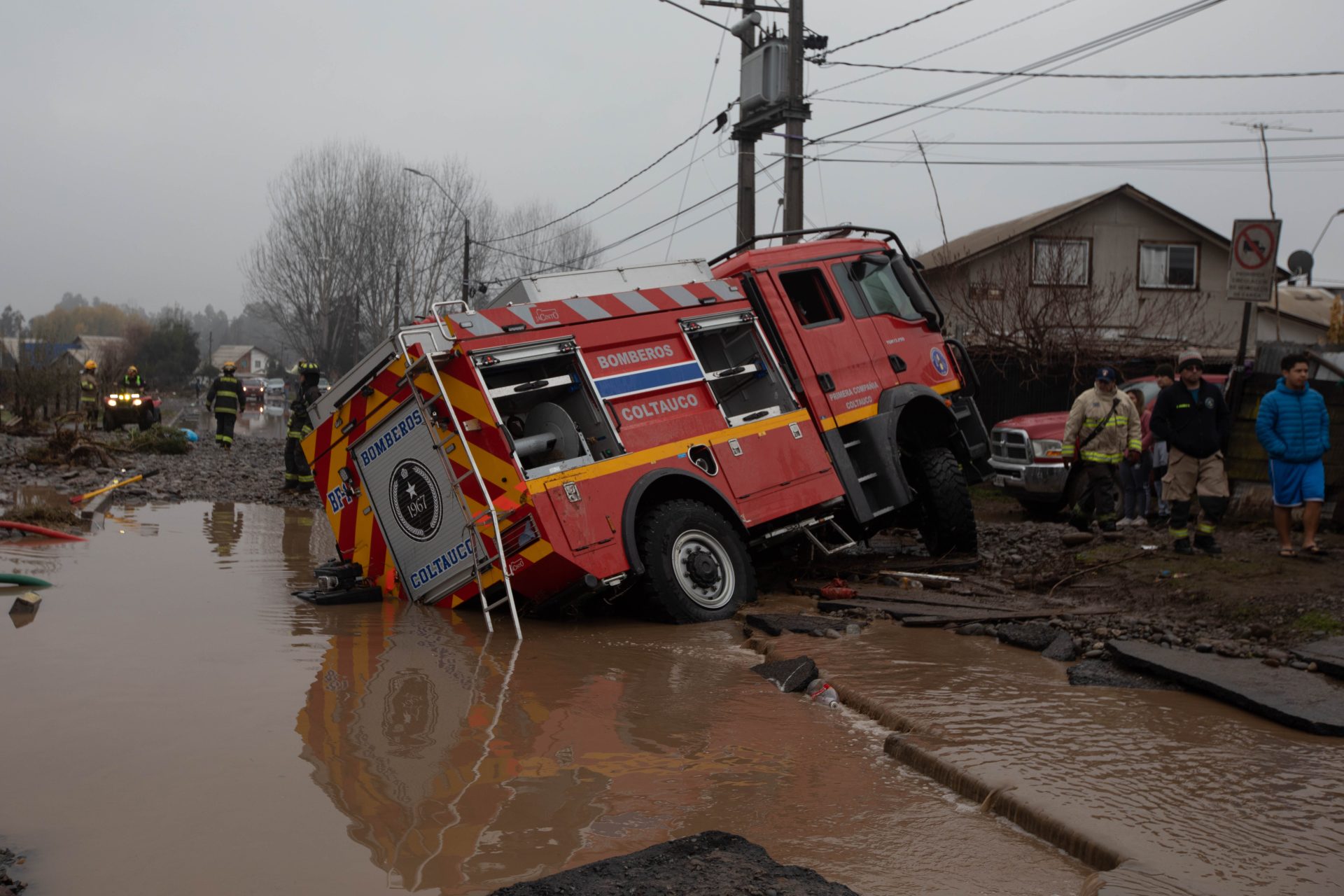 Dos muertos y miles de personas aisladas por lluvias en Chile