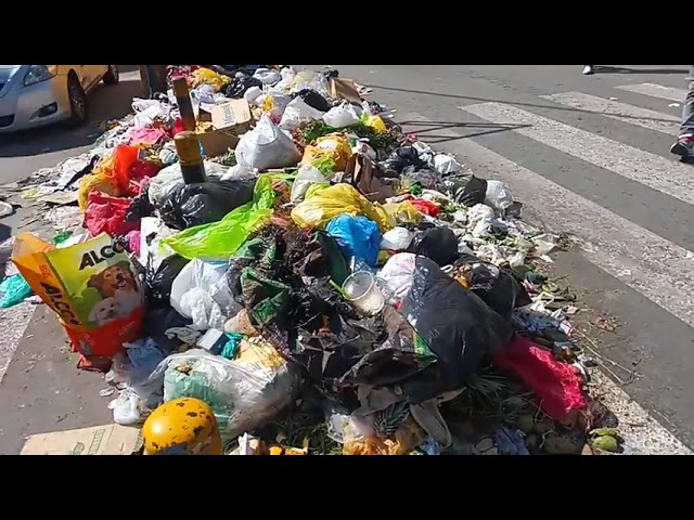 La basura se apodera de la plataforma Andrés Avelino Cáceres