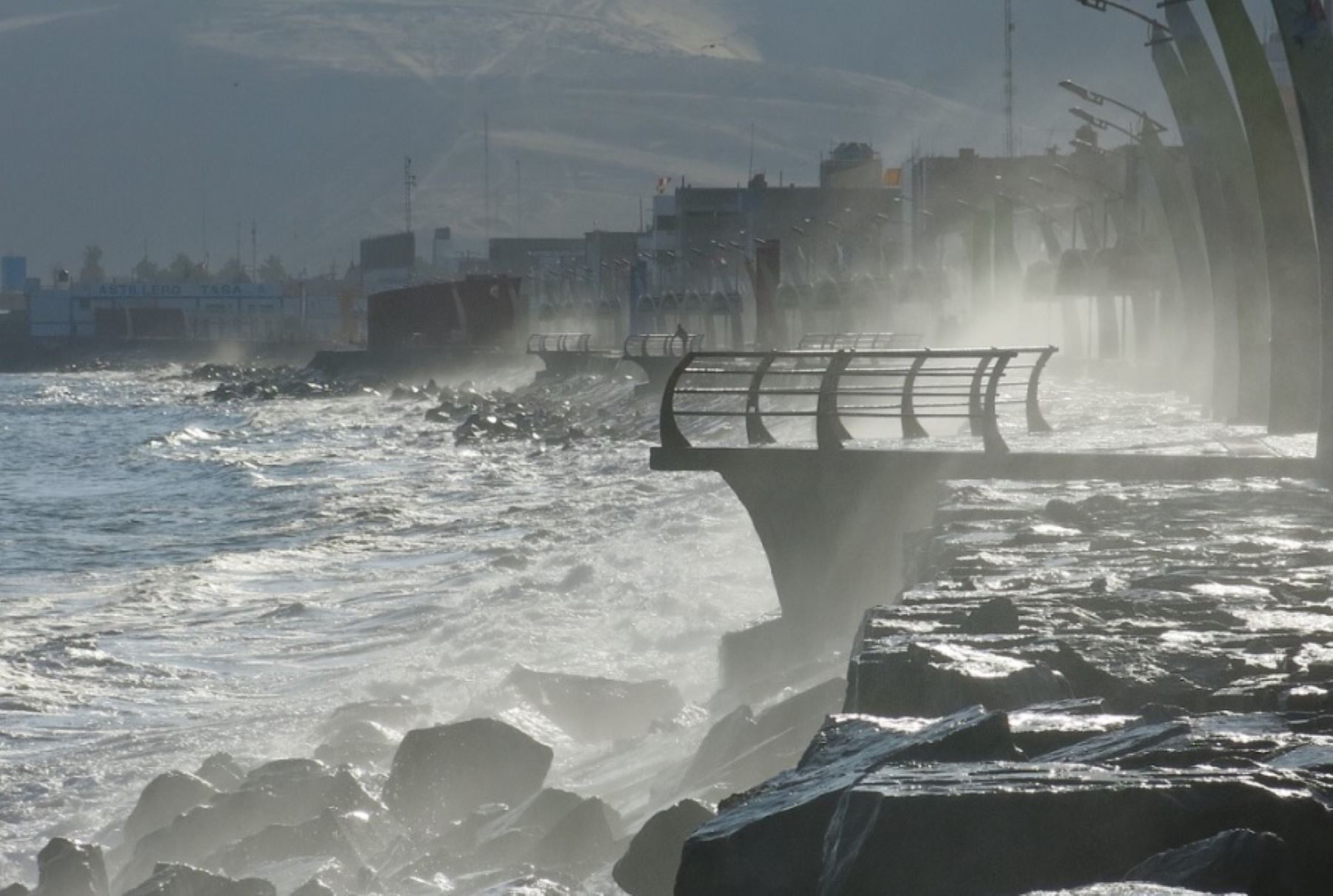 Advierten oleajes intensos en litoral centro y sur desde hoy