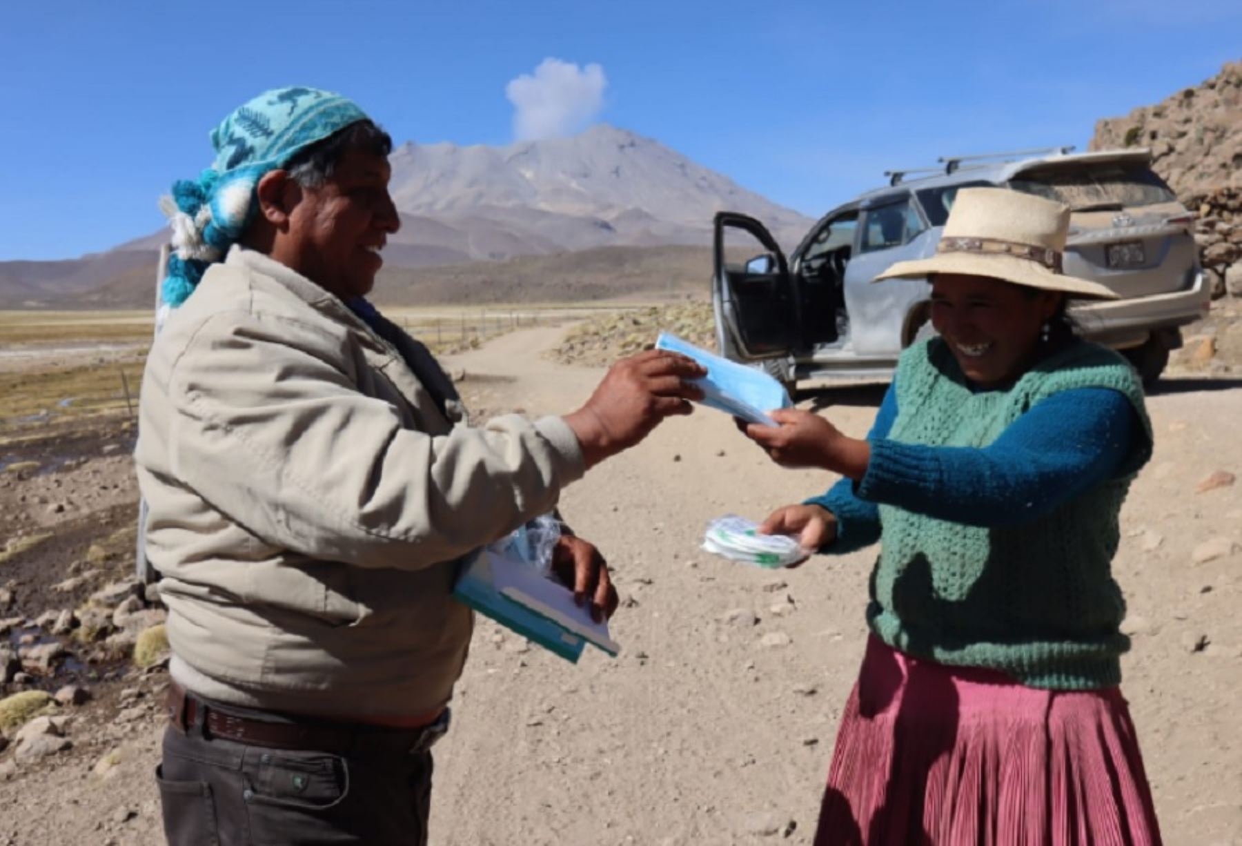 COER entrega mascarillas a pobladores que viven cerca al volcán Ubinas