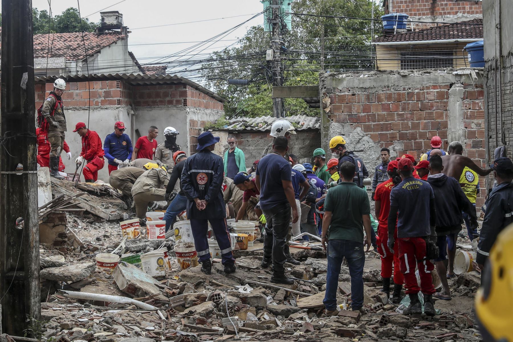 Al menos 11 muertos tras derrumbe de edificio en Brasil