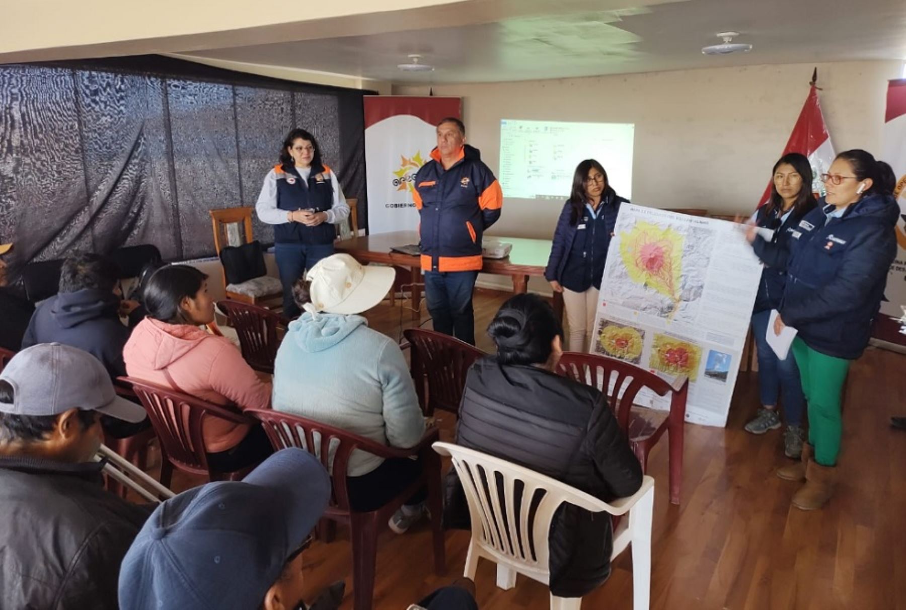 Población recibe charlas sobre erupción del volcán Ubinas