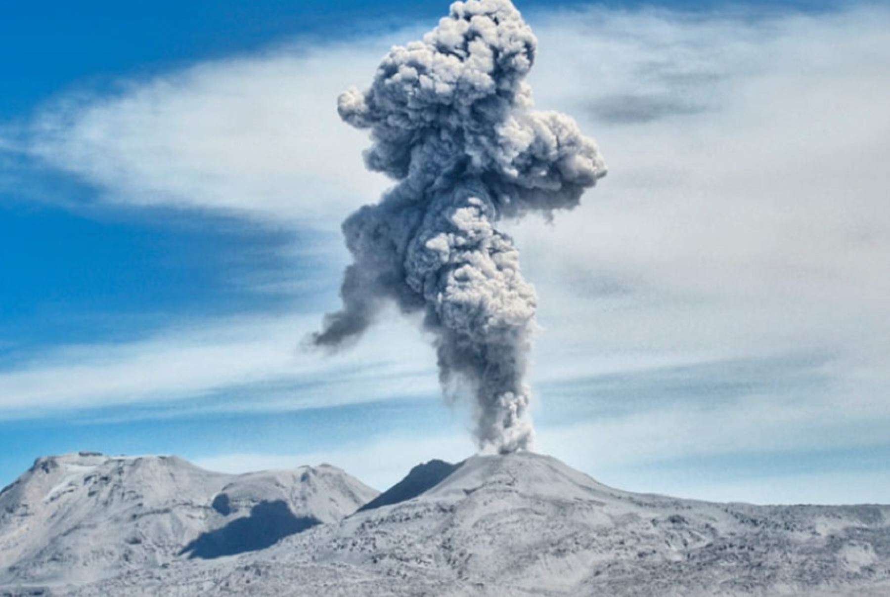 Volcán Ubinas expulsa cenizas de hasta 3300 metros de altura