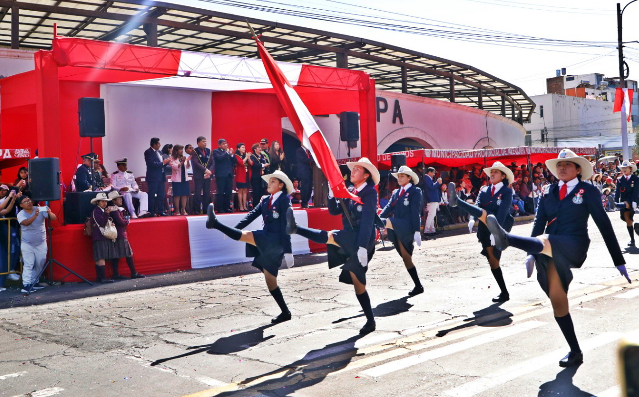 Escolares demostraron gallardía y amor a la patria en desfile