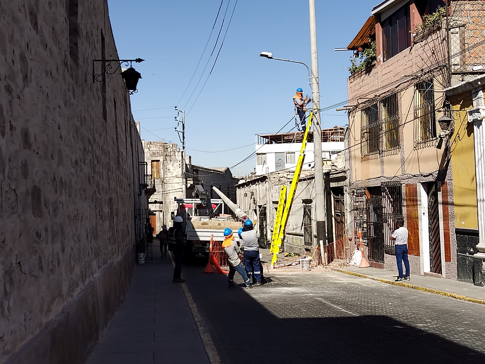 Cambiaron 75 postes de luz porque cumplieron vida útil o por accidentes