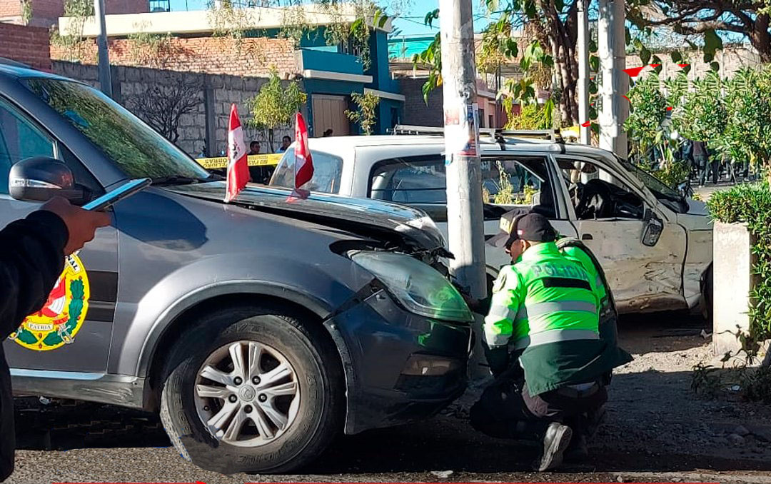 Patrullero choca contra auto y deja una persona herida