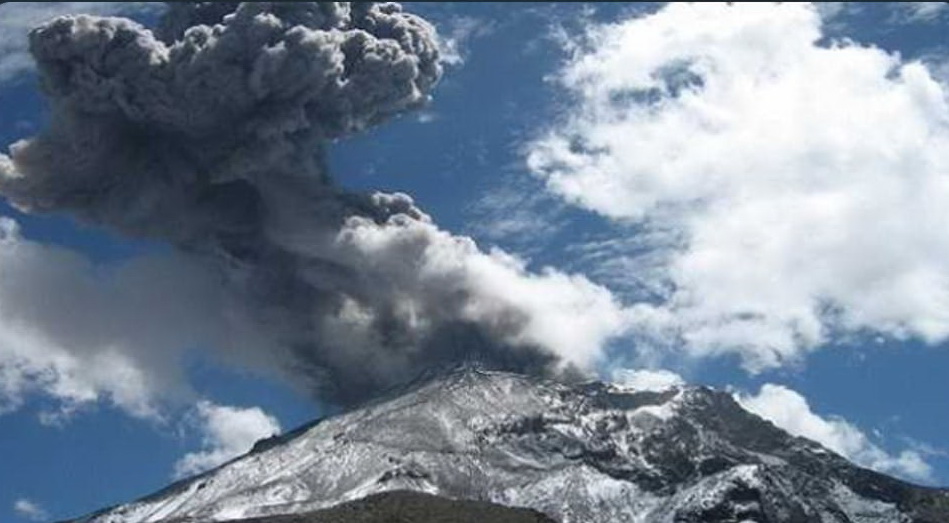 Volcán Ubinas registra nueva explosión y expulsa cenizas