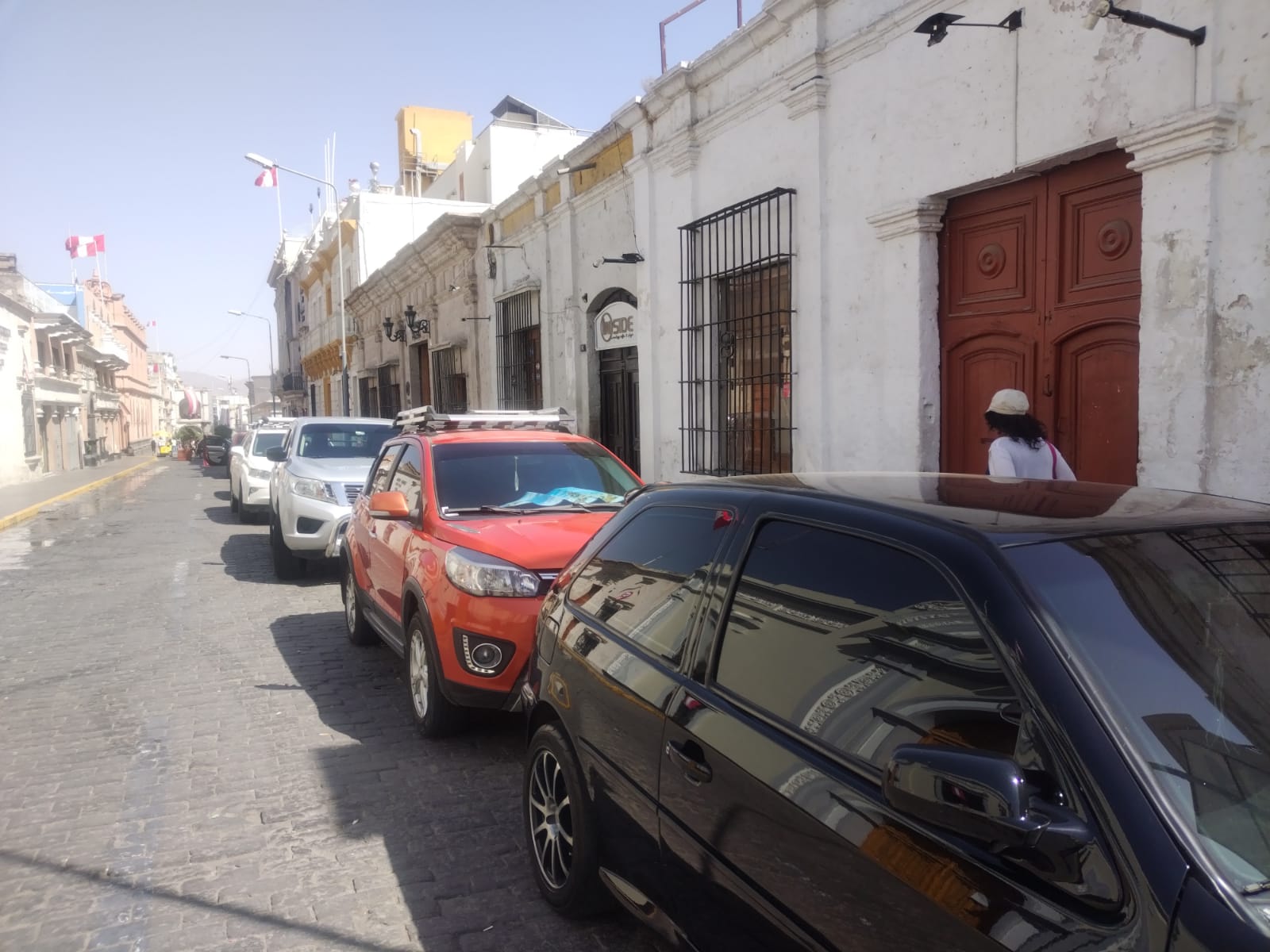 Calles del Centro Histórico todavía se usan como estacionamiento público