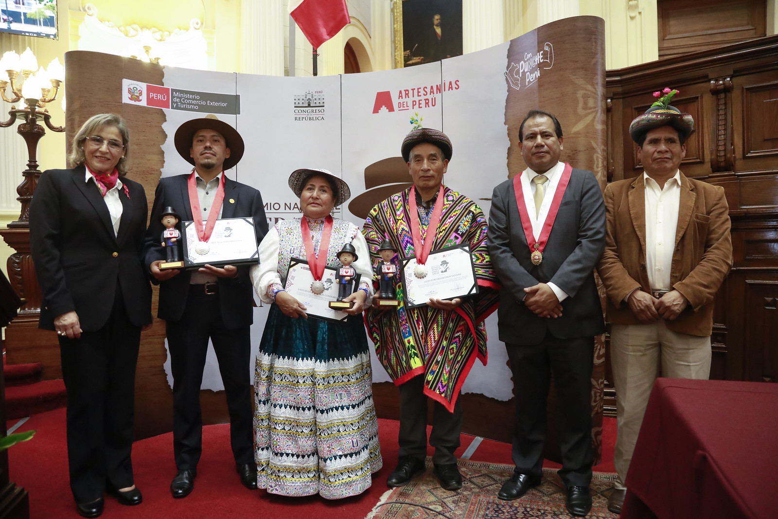 Artesanos de Ayacucho, Cusco y Arequipa reciben premio nacional