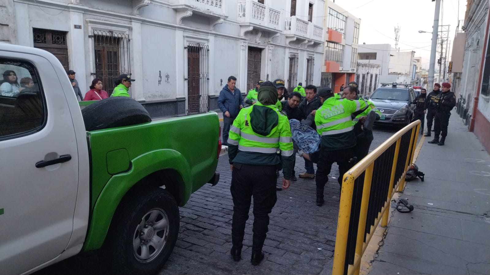 Policía fallece luego de estrellar motocicleta contra una baranda