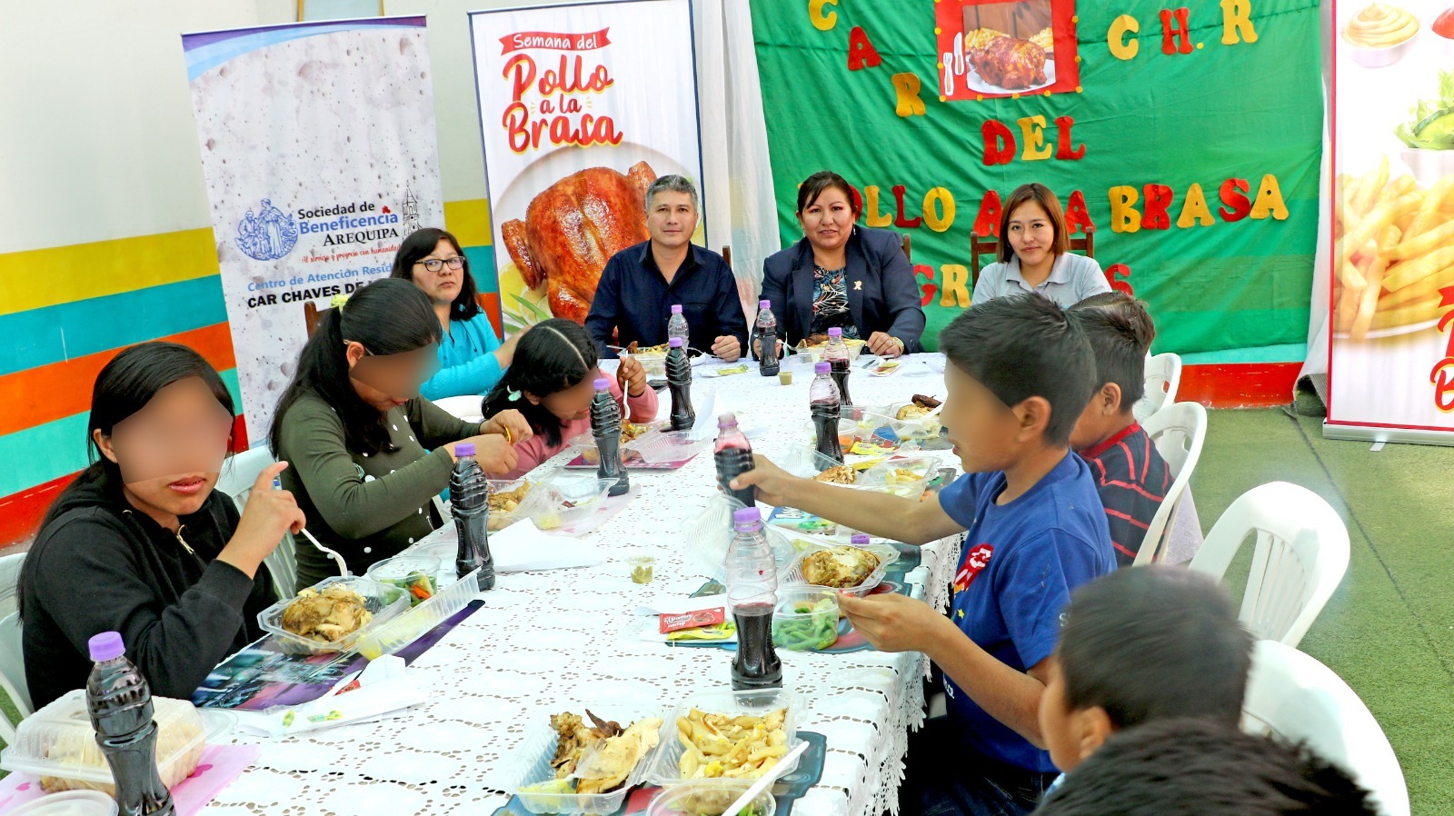 Niños del Chaves de la Rosa degustaron pollo a la brasa