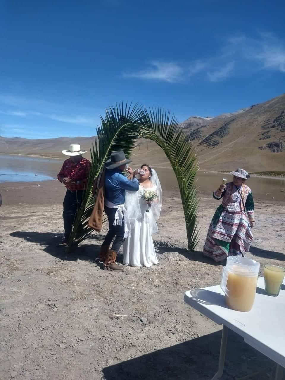 Pareja contrajo matrimonio en laguna de Mucurca en Caylloma