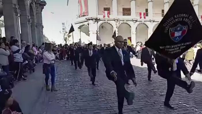 Con paso gallardo exalumnos de la «I» desfilaron en la plaza de Armas