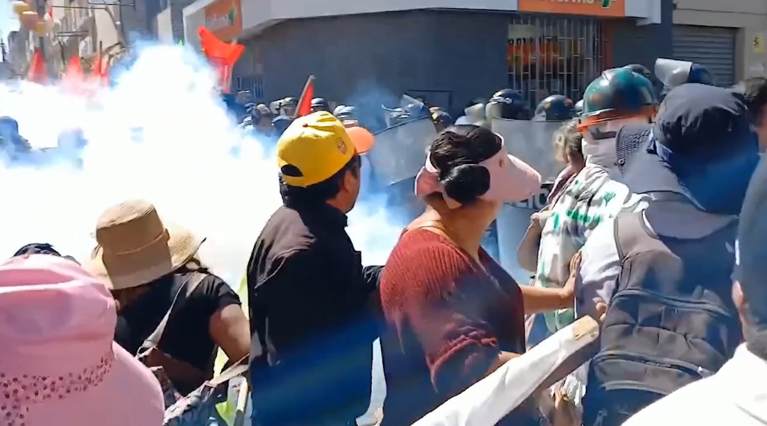 Policía se enfrenta a manifestantes con bombas lacrimógenas